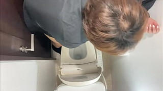 [Lovers ◯ photo] A lovers who just started dating and are in the middle of love. Unprotected sex at the toilet where they work part-time. They become completely absorbed in the stimulating sex...