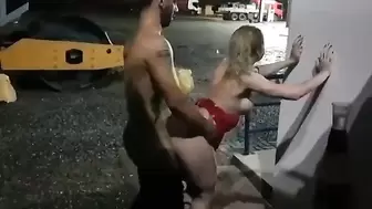 Comendo a Casadinha Safada no Posto